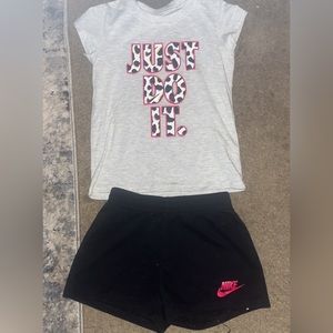 Little girls Nike outfit size 6